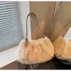 Bolsa de Ombro Transversal Feminina Versátil Moda Transfronteiriça Outono 2026 Nova Simples Grande Capacidade Textura de Pelúcia