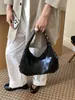 Bolsa de ombro grande com tachas para mulheres, novo estilo coreano 2026, bolsa de axila casual e moderna para saídas diárias