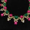Estilo Occidental Bronce Antiguo Chapado en Oro Vintage de 18K, Combinado con Rojo y Verde, Presentando Diseño de Piedra Natural Rojo Rosa, Artesanía Pesada