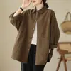 Foto real de camisa casual versátil, talla grande, corte holgado, adelgazante, abrigo de longitud media, camisa de trabajo vintage de manga larga para mujer