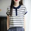 Camiseta Tricotada de Manga Curta com Gola Lapela Estilo Coreano Novo de Verão 26ª, com Listras Contrastantes e Estampa de Letras para Mulheres