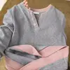 Top de forro polar para niña otoño e invierno 2026 nuevo estilo coreano con bloques de color, camiseta interior con forro de forro polar para niños mayores, camiseta de manga larga de dos piezas