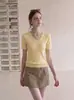 Suéter curto de malha trançada com gola V ondulada, estilo doce, manga curta para mulheres, top texturizado fino de verão com ombros normais 7522