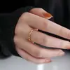 Anillo giratorio minimalista de nicho moderno, Anillo elegante de lujo ligero a la moda, Anillo para el dedo del pie del fabricante original