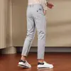 Pantalones casuales de hombre cropped, corte slim, elásticos, con tobillo cónico, nuevos y modernos para el otoño 2026, pantalones versátiles que realzan la altura