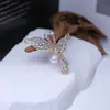 Nuevo Broche de Perla de Dos Hojas Anti-Exposición, Elegante y Versátil, Pin Hebilla Decorativo de Gama Alta para Ropa de Escote Bajo
