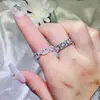 Xiaohongshi Venta Caliente Anillo de Fila de Moissanita Anillo de Fila de Platino de Lujo Ligero para Mujer Anillo de Cola Apilado Pluma de Taladro Lateral Secundario de Moissanita