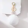 Chaveiro de Bola Recheada com Acessórios de Flor de Diamante com Óleo Gotejante em Liga, Adequado como Pingente de Bolsa