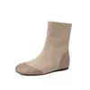Botas elásticas slim de moda estilo britânico de 1cm, novo modelo outono e inverno 2026, bico redondo, sola plana, botinhas curtas slip-on com patchwork