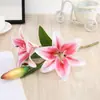 Simulação de 3 lírios, duas flores e um botão, comerciantes abrindo decoração de casa lírios casamento segurando lírios curtos