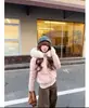 Nova moda outono e inverno 2026, elegante, versátil, casual, curta, com capuz, jaqueta casual de algodão estilo coreano com gola grande de pelo, perfeita para baixinhas