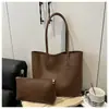 Estilo Europeu e Americano Estampa de Letras 2025 Nova Bolsa para o Dia a Dia, Versátil da Moda Ins Grande Capacidade Ombro Único Tendência Bolsa Tote Retrô para Mulheres