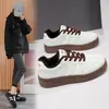 Tênis de Treino Estilo Alemão com Solado Grosso para Mulheres Outono/Inverno 2026 Novos Sapatos Brancos Estilo Academia Versátil Tendência Tênis Esportivos de Board MR538