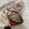 Nova Bolsa Quadrada Pequena de Ombro Transversal Casual com Costura de Personalidade Estampa de Leopardo Cor Contrastante Moda Portátil para Mulheres - Primavera 2025