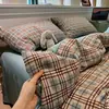 Conjunto de cama de algodão 100% grau A, estilo minimalista, incluindo lençol com elástico, capa de edredom e fronha, perfeito para dormitórios, em um design simples e de puro algodão