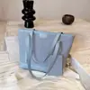 Elegante y versátil bolsa tote de gran capacidad para el otoño de 2026, perfecta para el trabajo y el uso diario, con un diseño chic y moderno