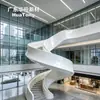 Escalera de caracol minimalista de yeso con superficie curva grande para vestíbulo de negocios, paneles de escalera aerodinámicos de color blanco puro modernos