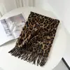 Bufanda de cachemira sintética de estilo europeo y americano, retro de alta gama, con estampado de leopardo, un accesorio cálido y versátil para mujer, un chal cómodo