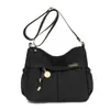 Tendencia Transfronteriza Otoño e Invierno 2025 Nuevo Bolso Cruzado de Hombro de Gran Capacidad para Mujer Bolso de Axila para Viaje Diario Tela de Nylon