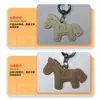Llavero Colgante de Cuero de Dibujos Animados Caballo Versátil Creativo Año del Caballo Decoración de Bolso Colgante Pequeño Accesorio de Cuero