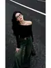 Camiseta negra de manga larga con hombros descubiertos, nueva colección de otoño, corte ajustado, que estiliza la figura, con un diseño sofisticado y seductor, perfecta para un look chic y sexy