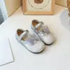 Sapatos Infantis Doces de Lantejoula para Meninas 2025 Verão Novo Finos Borboleta Estilo Princesa Baixo Couro Pequeno