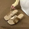Chinelos Femininos 2026 Verão Novo Estilo Francês de Luxo Sandálias de Veludo com Tiras para Uso Externo, Sola Reta Macia Sandálias Versáteis de Praia