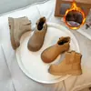 Botas Curtas Estilo Martin para Meninas Outono Inverno 2026 Novas Botas Infantis Antiderrapantes Estilosas Outono Meninas Maiores Botas de Couro com Pelúcia
