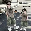 Conjunto de Duas Peças Tendência para Meninos 2026 Novo Estiloso de Verão Estilo Coreano: Shorts Jeans e Colete Sem Manga Tie-Dye