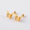 Aretes de Moda Joker Trébol de Cuatro Hojas Dorado Escarchado Acero de Titanio Antiperdida Clavo para Hueso de la Oreja Aretes Elegantes de Lujo Ligero