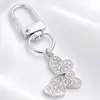 Lujo Ligero Chapado en Oro Full Diamante Charm Hebilla en Forma de D Colgante Hueco en Forma de Corazón Accesorios para Bolsos Llaves Fábrica Stock Mayorista
