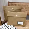 Saco de Embalagem de Tecido Não Tecido Envelope Roxo Saco de Embalagem para Loja de Roupas Saco à Prova de Poeira Logotipo Personalizado Estoque Pronto Embalagem com Botão de Pressão
