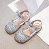 Sandalias Baotou Tejidas Huecas Transpirables Zapatos Casuales Estilo Pequeño Chanel Suela Suave Zapatos de Princesa para Niñas Zapatos Casuales de Verano 2026