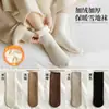 Meias femininas, meias de neve em tons terrosos, meias de cano médio listradas verticais para outono e inverno, forradas com fleece e espessadas para aquecimento, meias de casa, vendas diretas da fábrica