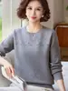 El atuendo de otoño de mamá: Top de punto jacquard con cuello redondo para mujer, nuevo estilo otoño-invierno con decoración de cuentas, elegante camisa básica de manga larga