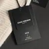 Etiquetas colgantes estilo minimalista con textura negra mate hechas a medida, etiquetas de tarjeta negras brillantes, personalización de etiquetas de ropa de marca de diseñador