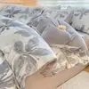 Juego de ropa de cama de cuatro piezas de terciopelo de leche tallado clase A, funda de edredón gruesa de invierno cálida, sábana, juego de tres piezas de terciopelo adicional para cama de dormitorio de estudiante