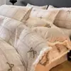Lujoso juego de ropa de cama de cuatro piezas con un intrincado patrón y forro de forro polar de doble cara, perfecto para otoño e invierno, que incluye una funda de edredón, una funda de almohada y una sábana de cama de forro polar de coral