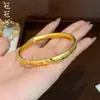 Pulsera Abierta Tipo Ducha de Meteoros Arenada Estilo Antiguo con Baño de Oro por Ambos Lados, Pulsera Dorada Plana Ancha Versátil de Lujo Ligero para Mujer