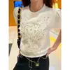 Camisa de Tricô Redonda Exquisita com Letras Estilo Old Money Cinza para Mulheres Verão 2026 Nova Blusa de Manga Curta Macia e Versátil