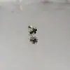 Pendientes de Tachuela de Hueso de Oreja Cruzados de Gota de Aceite de Purpurina Colorida Dulces y Frescos de Acero de Titanio Moda Lujo Ligero Versátiles Hilo Ins Tachuelas Planas