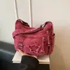 Bolso nuevo de mezclilla 2026 para mujer, con múltiples bolsillos, una correa para el hombro y un diseño cruzado.. Este pequeño bolso de estilo retro es versátil, tiene un aspecto vintage y es una opción de moda para mujeres.