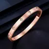 Nuevo producto transfronterizo: Pulsera de Acero Fundido con Forma de Corazón para Mujer, Sensación de Lujo Ligero, Moderna, Sencilla, Versátil, Pulsera que No se Desvanece
