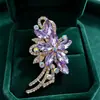 Nuevo broche de flor y hoja de cristal estilo europeo y americano, profusamente adornado con diamantes, diseño calado, adecuado como accesorio para vestidos, trajes y abrigos