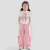 Conjunto de Verão para Meninas Novo Estiloso Estampa de Desenho Camiseta de Manga Curta e Calça Cargo Conjunto de Duas Peças para Alunos do Ensino Fundamental