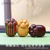 Estatueta de gato em jacarandá, um amuleto da sorte, com furo para passar fio, um acessório de pulseira, uma pequena pata de gato, um item decorativo, uma conta de rosário budista e um acessório