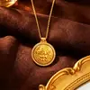 Colar com Pingente Antigo de Prata Banhada a Ouro do Deus da Riqueza Amarelo com Textura Martelada para Homens e Mulheres, Pingente Redondo para Atrair Riqueza, Corrente para Suéter na Clavícula, Presente de Aniversário