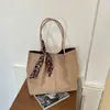 Bolso de gamuza para mujer, nuevo estilo 2026, en una paleta de colores otoñales de moda, con un diseño único de estampado de leopardo, un bolso de hombro de gran capacidad y un práctico bolso tote para el día a día.