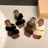 Pantuflas esponjosas únicas de tacón de cuña con punta cuadrada para mujer, nueva moda de otoño 2026, pantuflas de algodón de tacón alto con una sola tira
