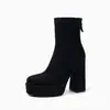 Botas de tornozelo finas com salto ultra alto para mulheres, apresentando material elástico, bico redondo, sola plataforma, zíper traseiro e salto grosso.. Disponível em tamanhos grandes.